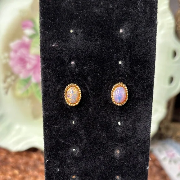 VINTAGE Gold Oval Stud Earrings - Picture 3 of 3